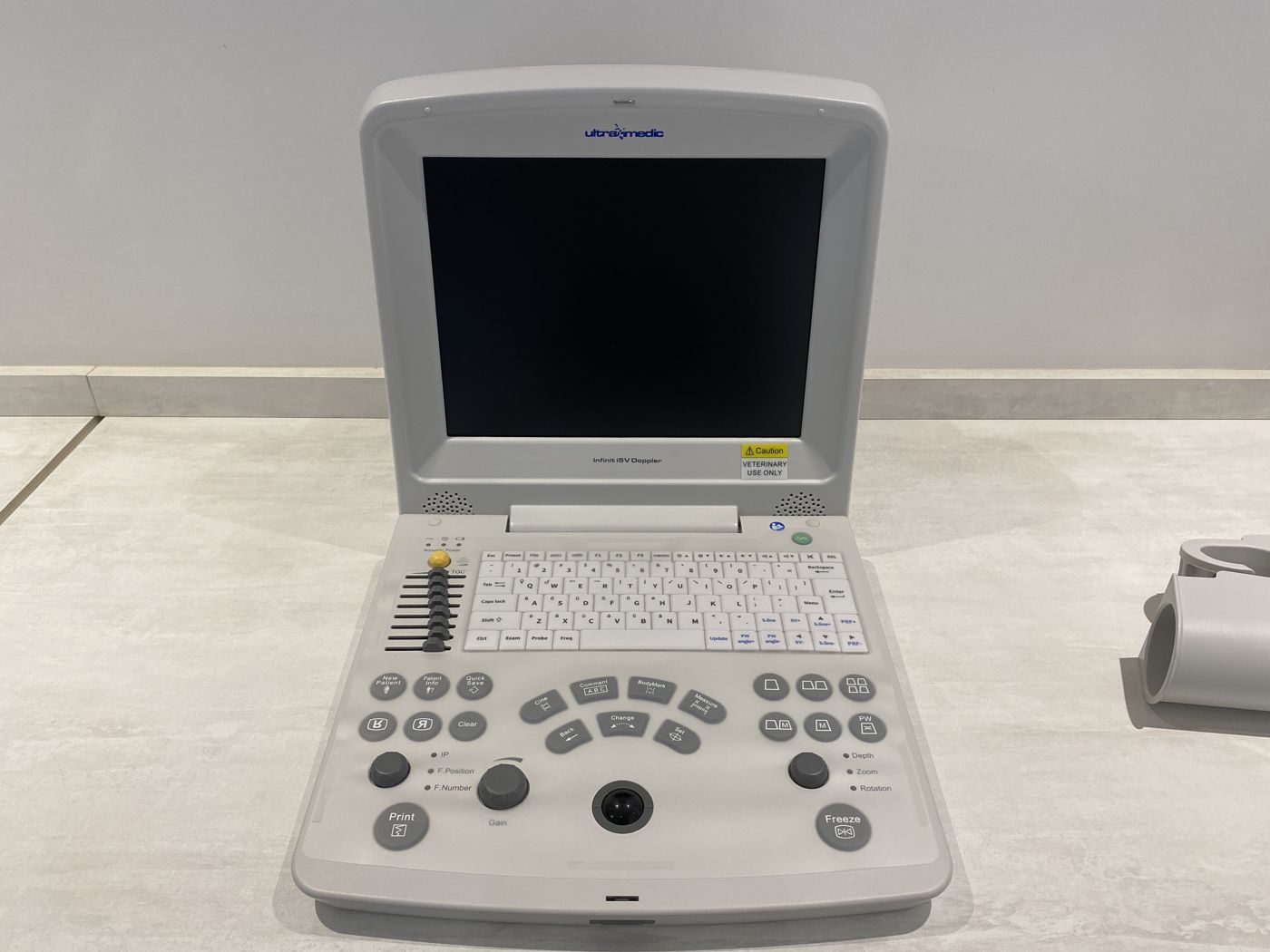 Infinit i5V Doppler aberto, visto de frente, com teclado, TGC e trackball